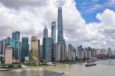 梦见一座高楼出现在夜晚的公园